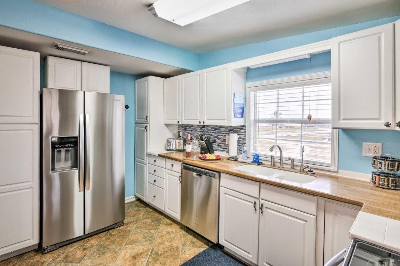 Surfside Beach Gem With Deck - 1 Block To Shore! 프리포트 외부 사진