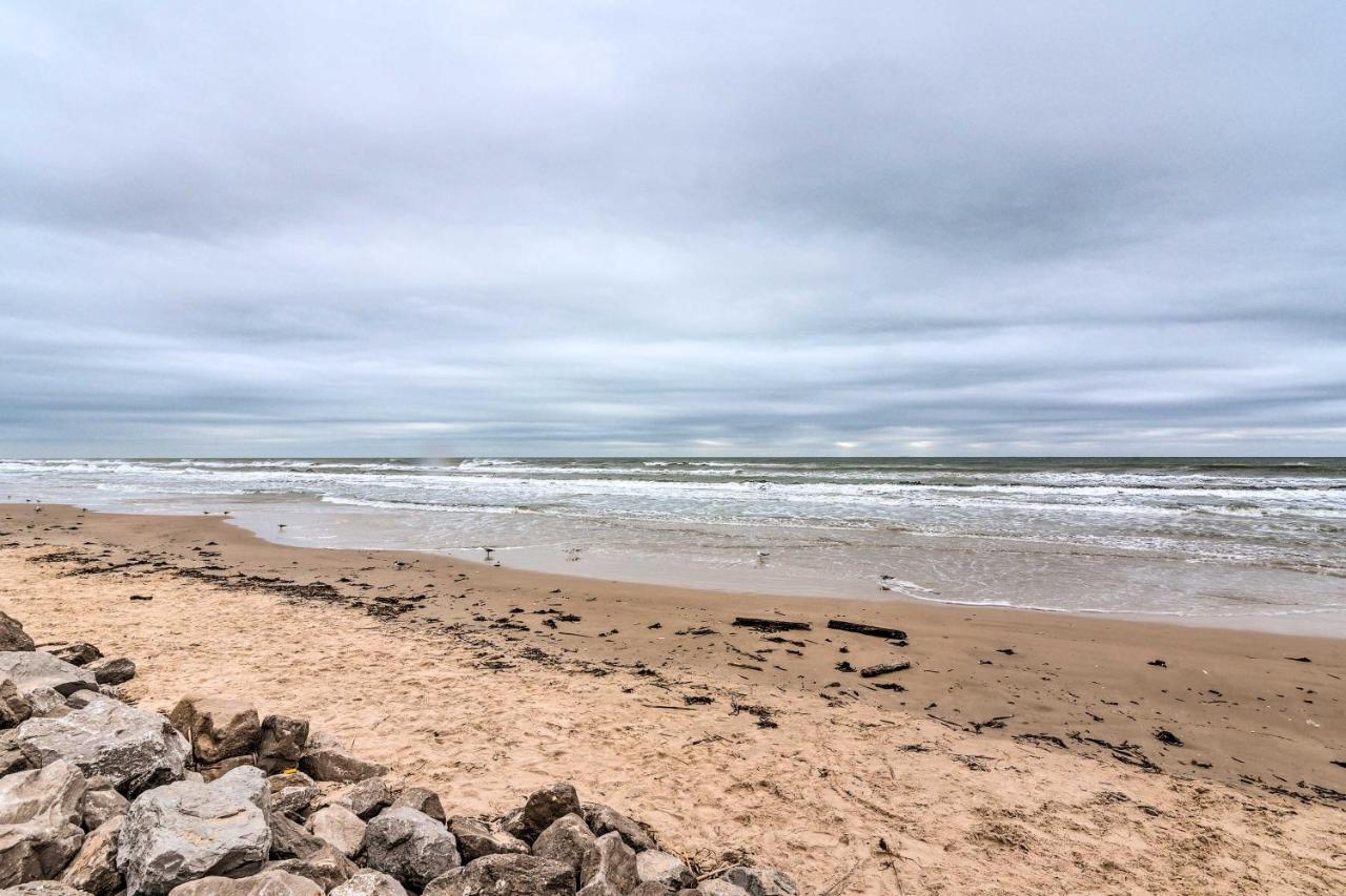 Surfside Beach Gem With Deck - 1 Block To Shore! 프리포트 외부 사진